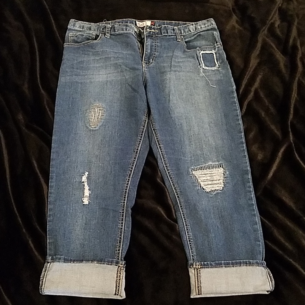 Distressed cropped jeans